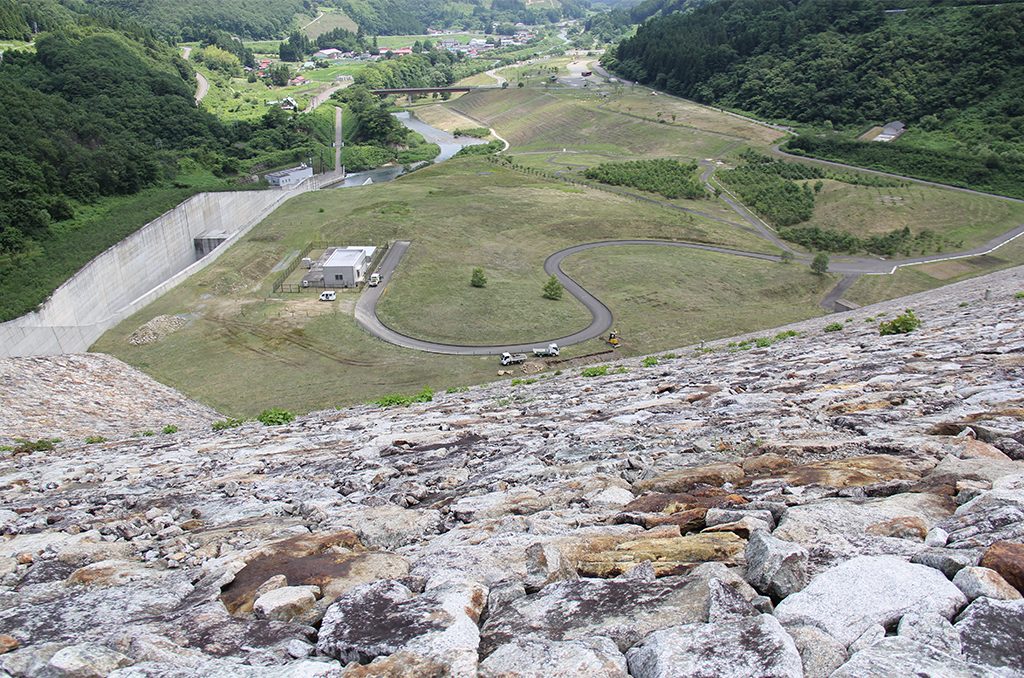 摺上川ダムの上から