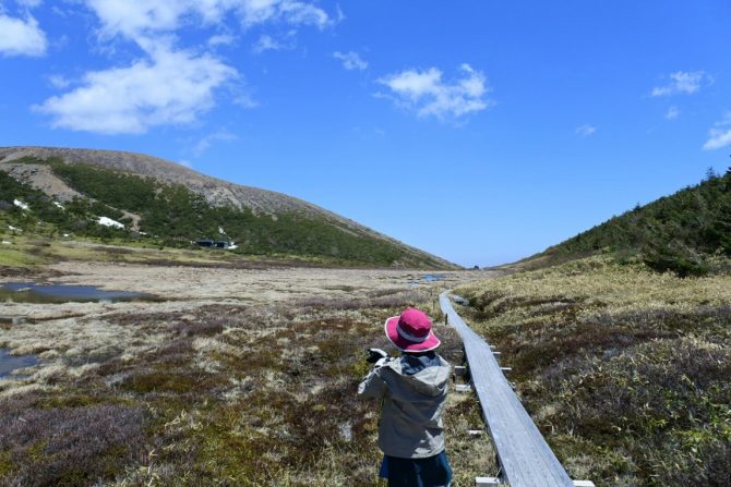 標高1900m超の景色は圧巻！浄土平から一切経山の頂をめざし “魔女の瞳” を覗き込む