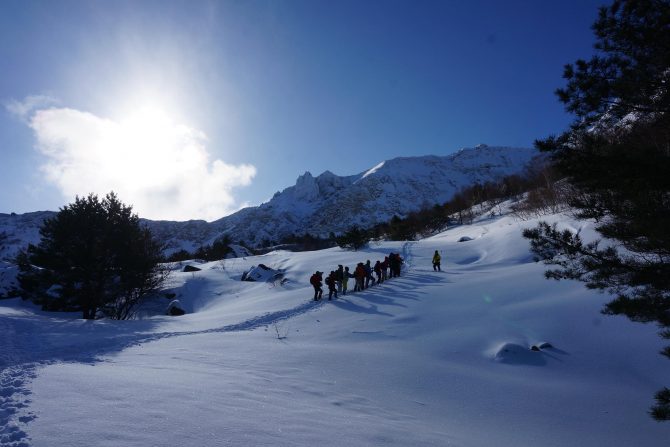 今の時期だけに現れる裏磐梯 “幻の氷瀑” イエローフォールへ