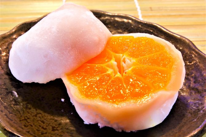 地元限定だけど薦めたい！「三浦屋菓子舗」のイチゴやみかんを丸々包んだ贅沢スイーツ大福