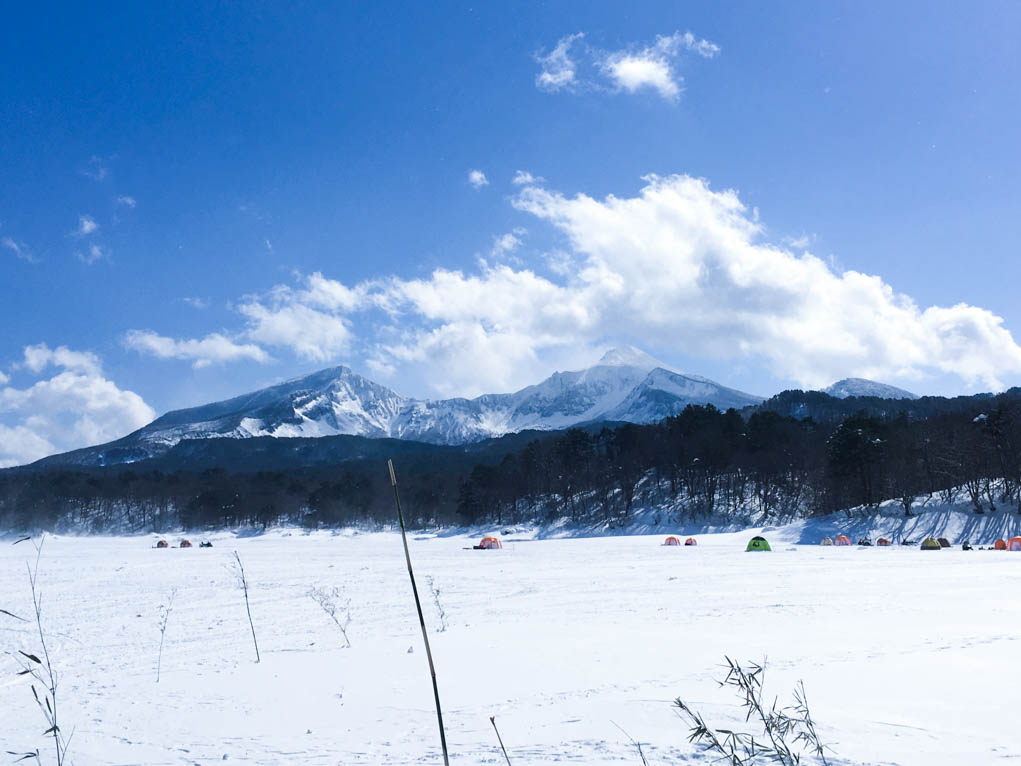 手ぶらでOK！屋内でビール片手に桧原湖のワカサギ釣りに初