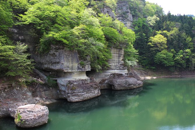 100万年の歳月を経て自然が作りだした造形物「塔のへつり」