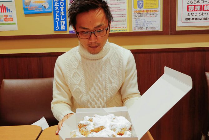 白土屋菓子店の超デカ盛りシュークリームが次元を超えていた