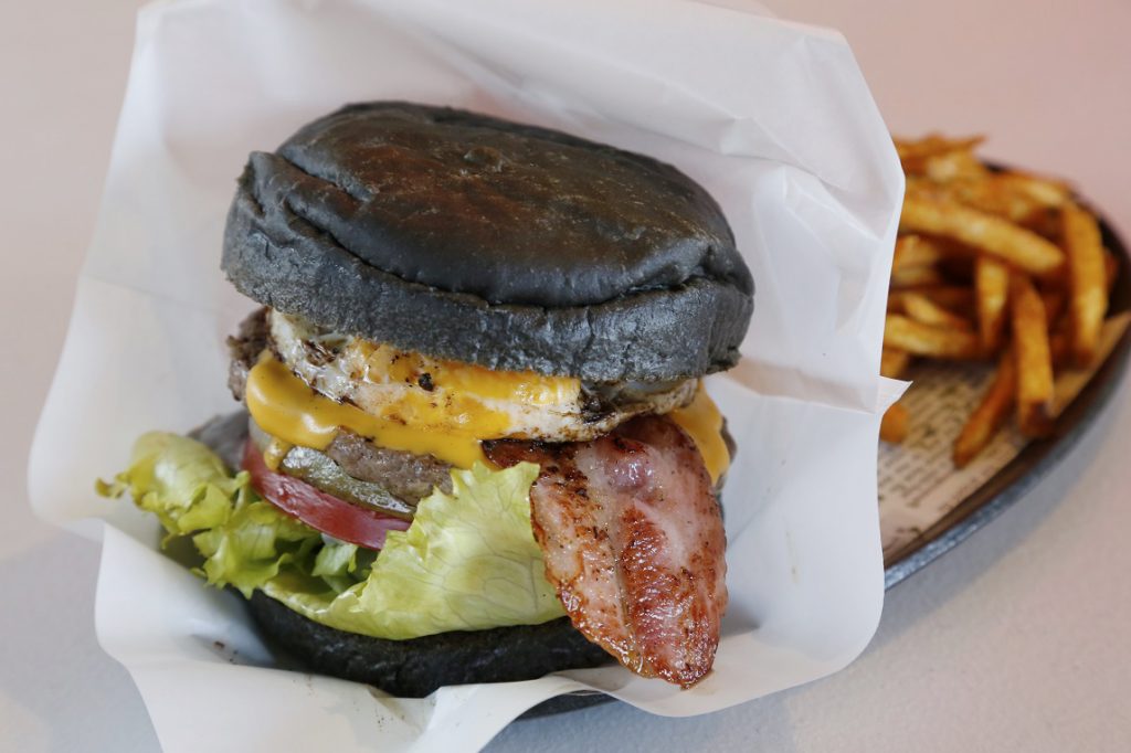 ブラックバーガーが話題のハンバーガーショップ The Burger Stand 福島trip