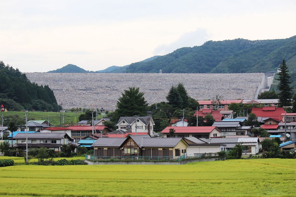 摺上川ダムの外観