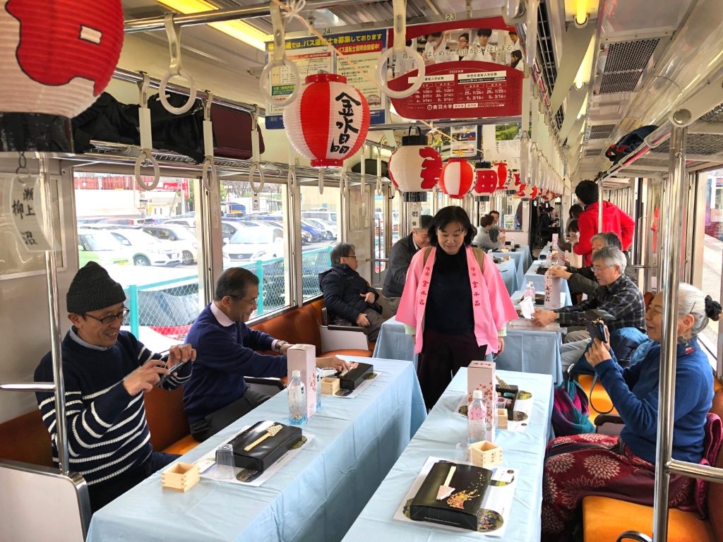 金水晶号の車内