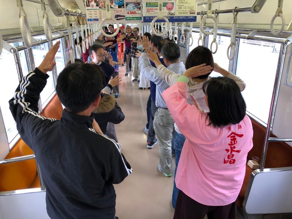 参加者みんなで動く電車内を踊り歩き