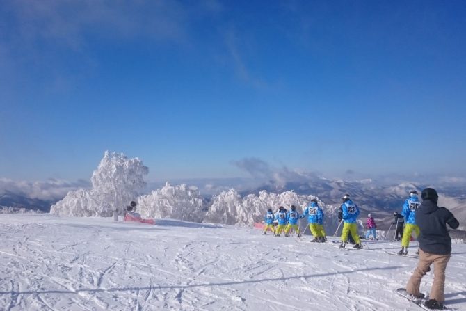 福島駅からゲレンデまで、バスでたったの1時間。山と湖を見下ろす絶景とパウダースノーが楽しめるスキー場 Blue Resort MINOWA